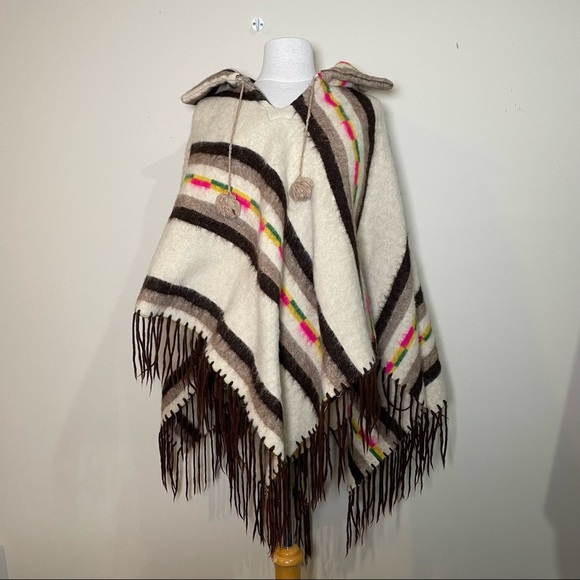 Vintage 1970s cream wool Aztec poncho cape with pompoms and fringe details - Picture 3 of 7